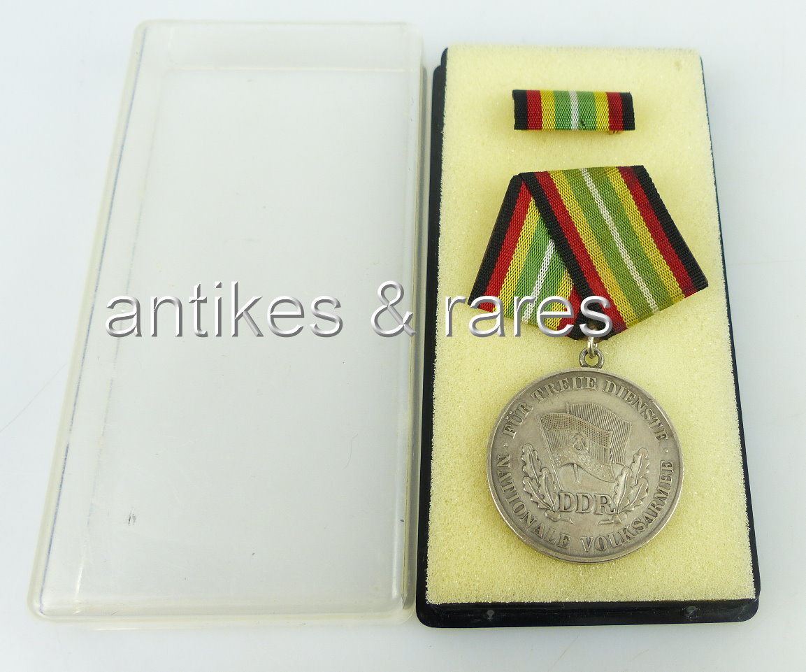 Medaille treue Dienste in der NVA in Silber vgl. Band 1 Nr. 150 c, Punze 1 Medaille treue Dienste in der NVA in Silber vgl. Band 1 Nr. 150 c, Punze 1