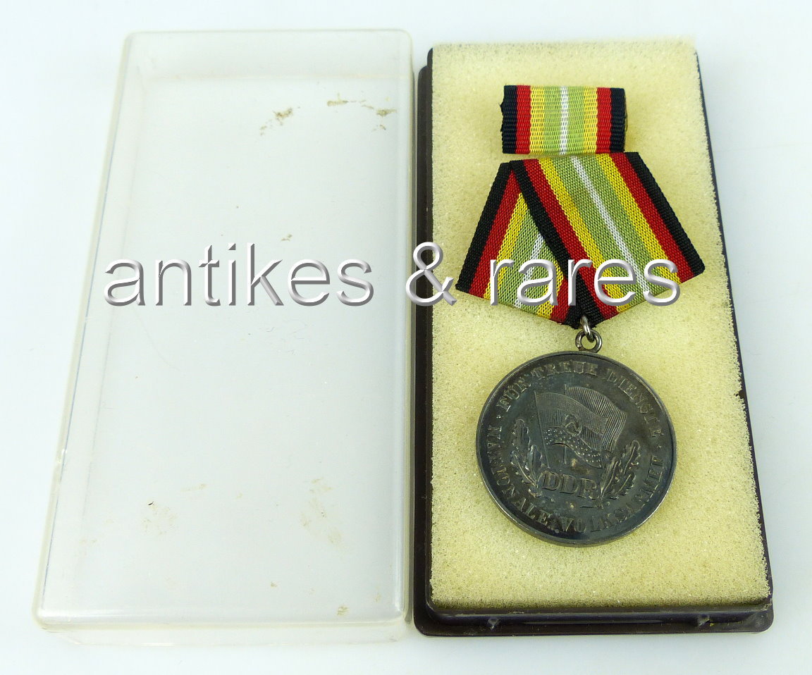 Medaille treue Dienste in der NVA in Silber vgl. Band 1 Nr 150 d Punze 3 1962-63 Medaille treue Dienste in der NVA in Silber vgl. Band 1 Nr 150 d Punze 3 1962-63