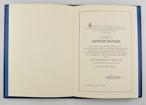 e12323 Urkunde eines Generalmajors Artur Becker Medaille FDJ Gold 1966