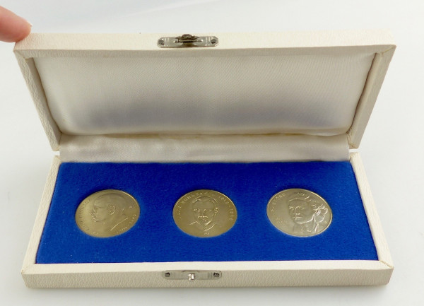 e12093 3 silberfarbene Medaillen Ministerium für Staatssicherheit MfS DDR