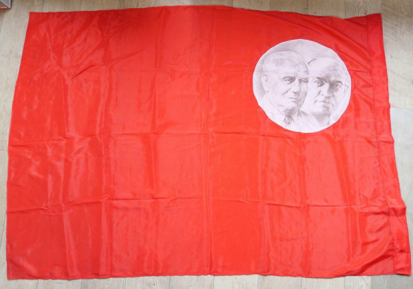 e12281 Original alte Rote Fahne mit Pieck und Thälmann Seidenfahne