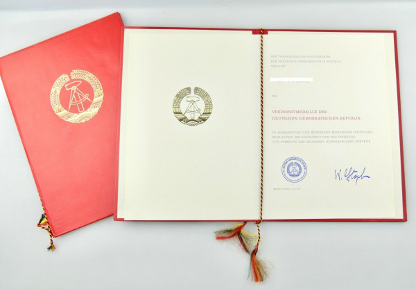 e12315 Alte Urkunde von 1979 für Verdienstmedaille der DDR und 2 Mappen