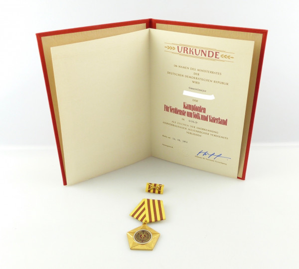 e12162 Original Kampforden goldfarben Generalmajor mit Urkunde 13c von 1974