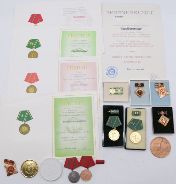 Original alter DDR Nachlass Zoll mit Urkunden und Orden alle mit Schachtel H351