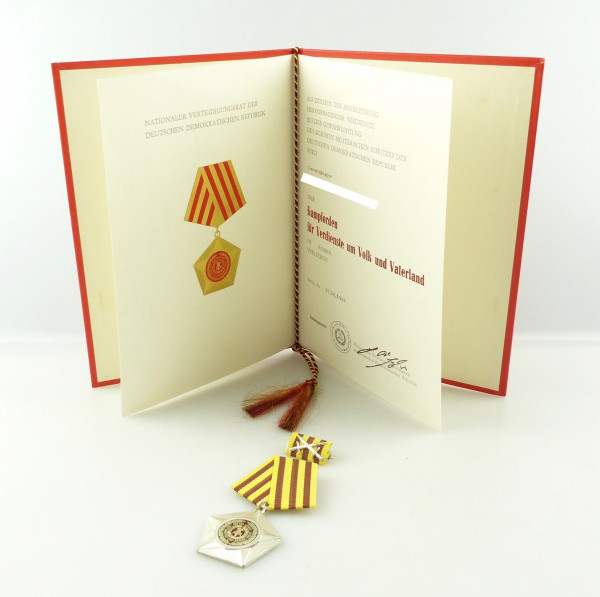 e12163 Original Kampforden silberfarben Generalmajor mit Urkunde 14c von 1974