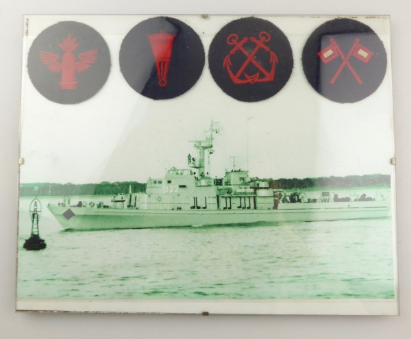e12076 NVA Reservistenbild der Marine mit 4 verschiedenen original Aufnähern