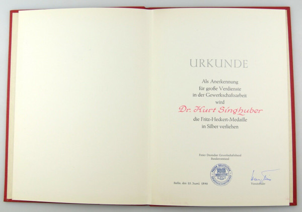 e12343 Original Urkunde mit Mappe für Fritz Heckert Medaille Silber FDGB 1975