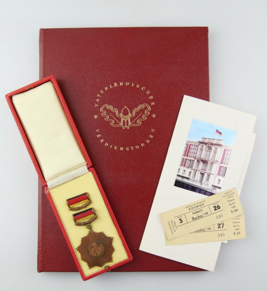 e12245 Vaterländischer Verdienstorden Bronze mit Urkunde und Einladung von 1971