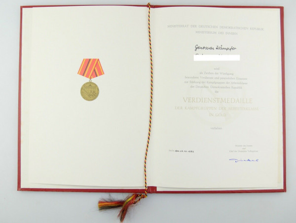 e12212 Urkunde für Verdienstmedaille der Kampfgruppen der Arbeiterklasse in Gold