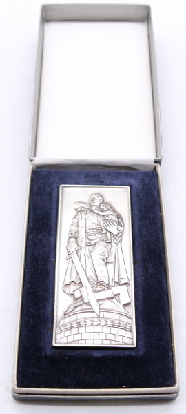 Original Medaille / Plakette Ehrenmal in Treptow in OVP H308
